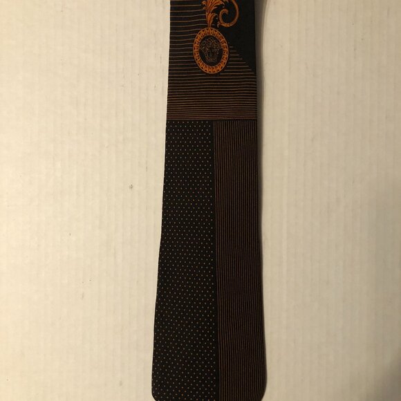VERSACE MEN'S BLACK 100%SILK TIEWIDTH: 3 5/8"LENGTH: 60"MADE IN ITALY